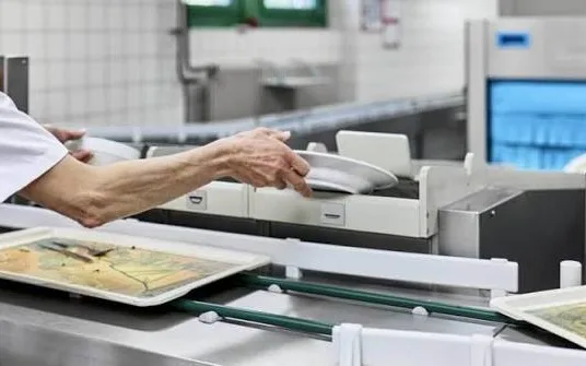 Chargement des assiettes sur le système M-iFlow IPB MEIKO