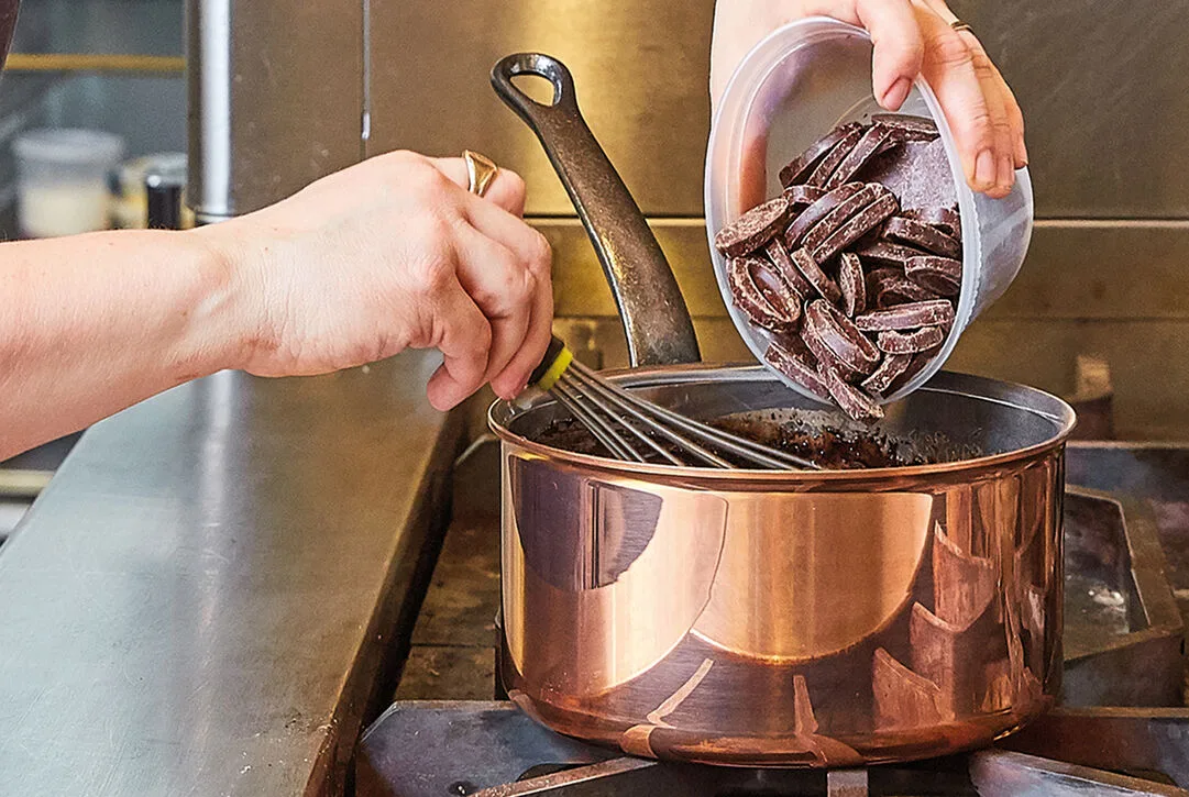 Casserole en cuivre et fouet MATFER en préparation