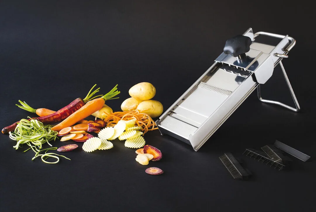 Mandoline professionnelle MATFER avec légumes taillés