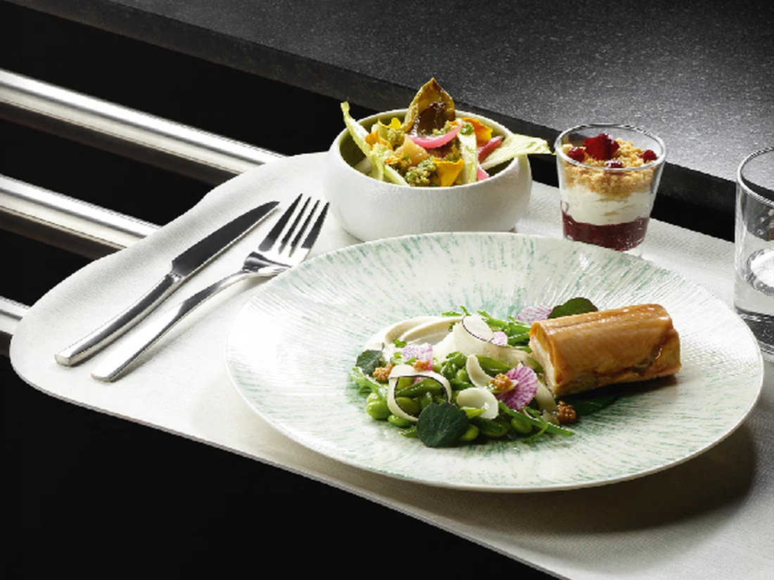 Plateau de service In Situ avec assiette dressée, couverts et verrines